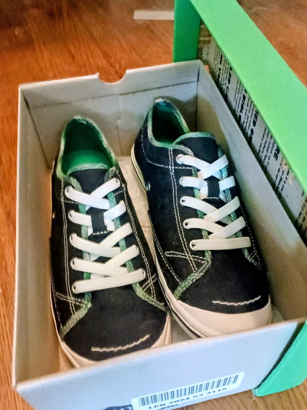 Simple (brand) black/white/green sz 8.5